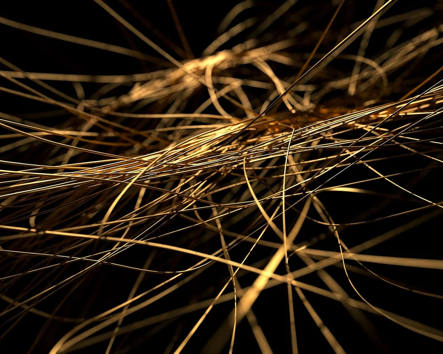 Folhas de relatório impressas espalhadas, cortadas por um facho de luz âmbar